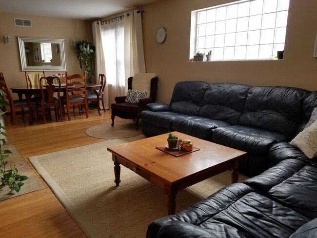 Building Photo - 121 Grove Ave Unit 1