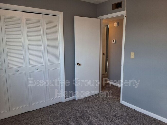 Photo - 253 University Dr