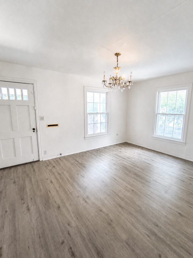 Photo - 244 La Salle Dr