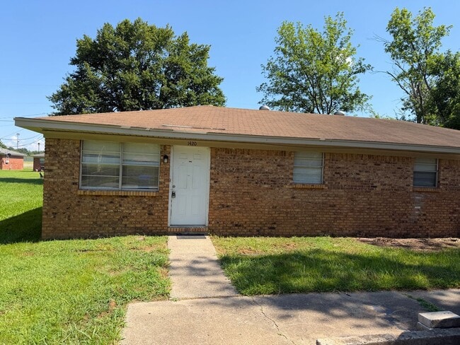 Building Photo - 2 Bed 1 Bath Duplex