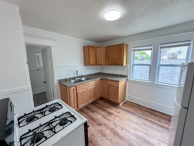 Photo - 806 Kalamazoo Ave SE Unit Apt 2