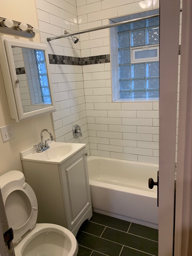 Photo - 2110 N Saint Louis Ave Unidad 2
