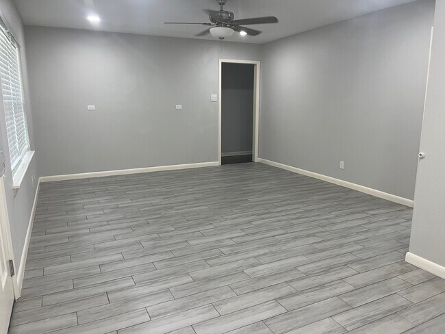 Photo - 603 Center Way