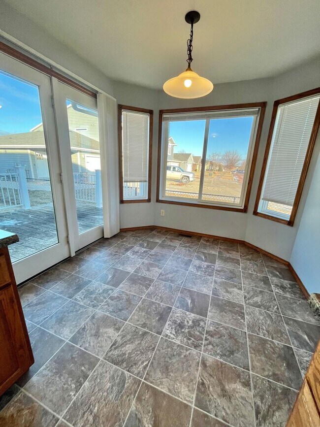Photo - Spacious 4 Bed/3 Bath Twinhome in Brandon!
