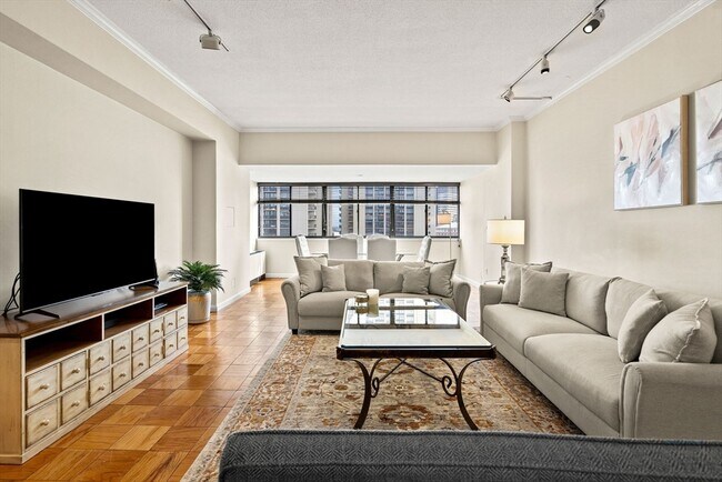 Building Photo - 2 Hawthorne Pl Unit 17M