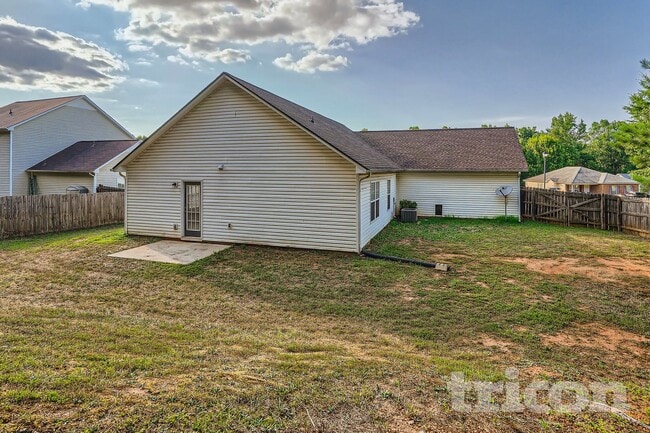 Photo - 1476 Steam Engine Way NE