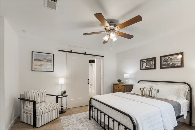 Photo - 1815 Saxony Ln