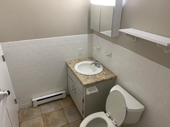 Full hallway bathroom - 1265 Woodmere Rd
