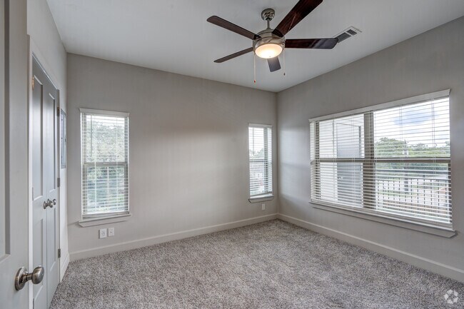 2BR, 2BA - 1140SF