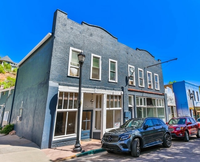 Building Photo - Experience the charm of Manitou Springs living in this spacious 2-bedroom, 2-bath apartment locat... Unit 14 1/2 Ruxton #3