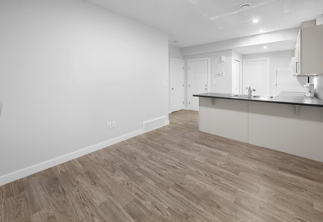 Photo - 1364 Erker Cres NW