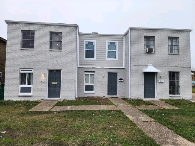 Photo - 210 Helen St Townhome