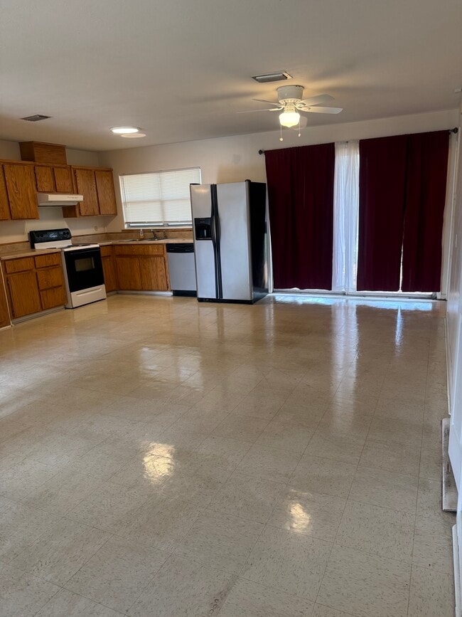 Building Photo - Esposito St