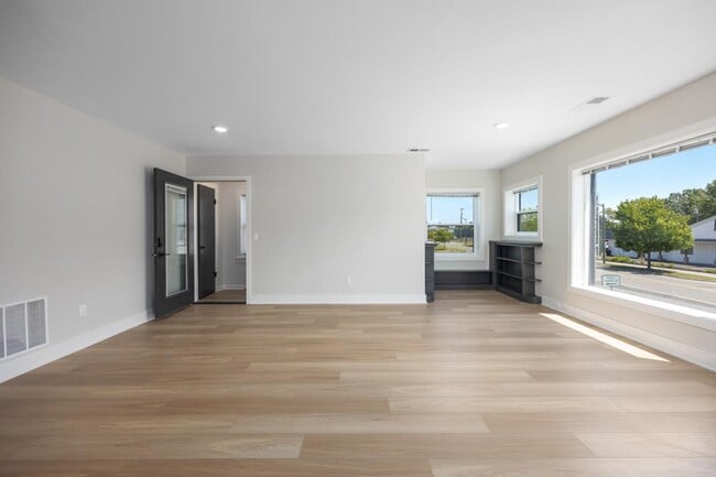 Photo - 501.5 W 17th St