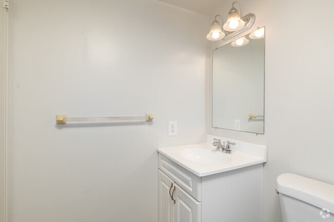 3BR, 2BA - 1,352F - Bathroom