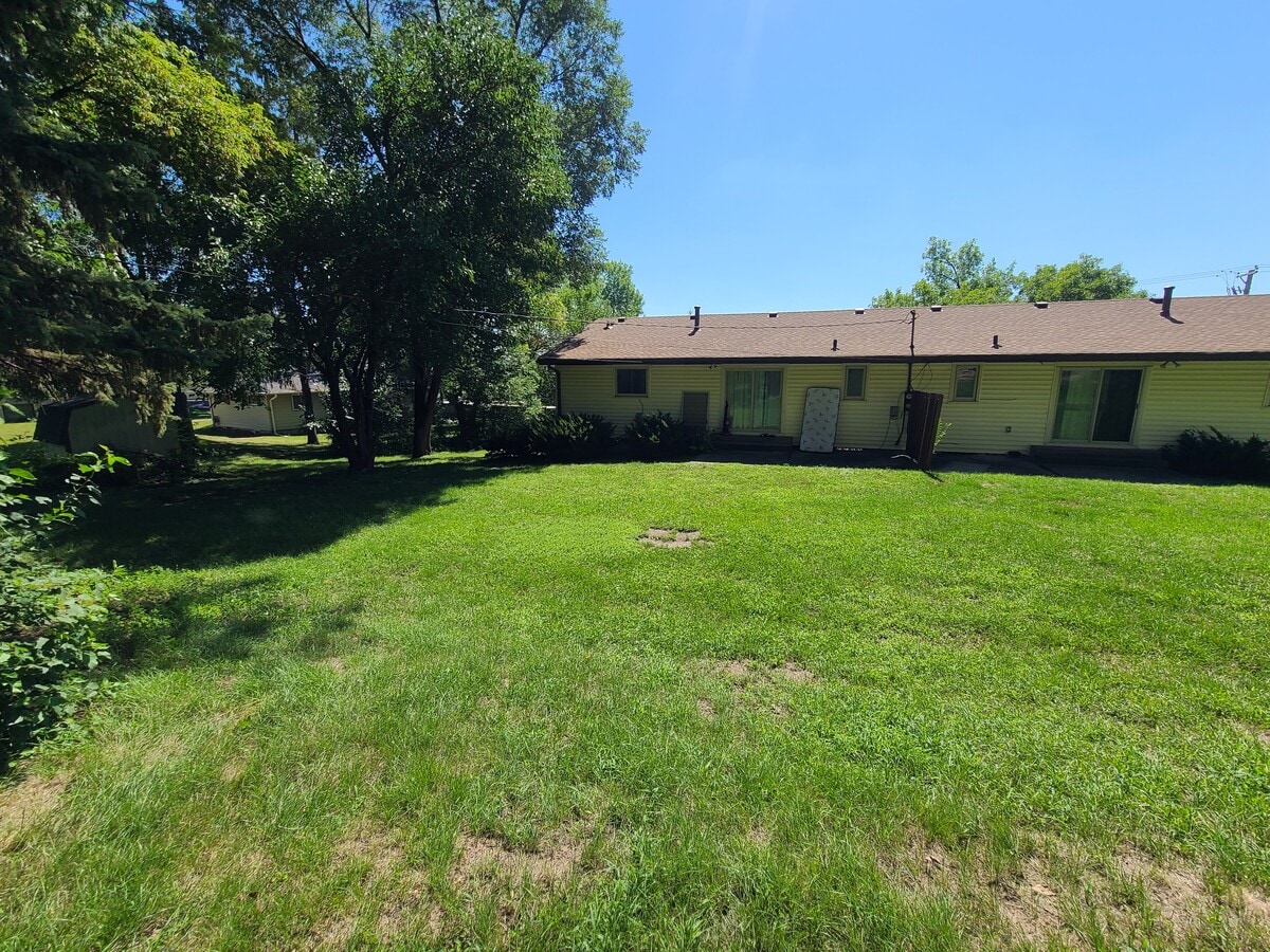 Gran patio trasero - 5800 West Old Shakopee Road Unidad Right side of Duplex