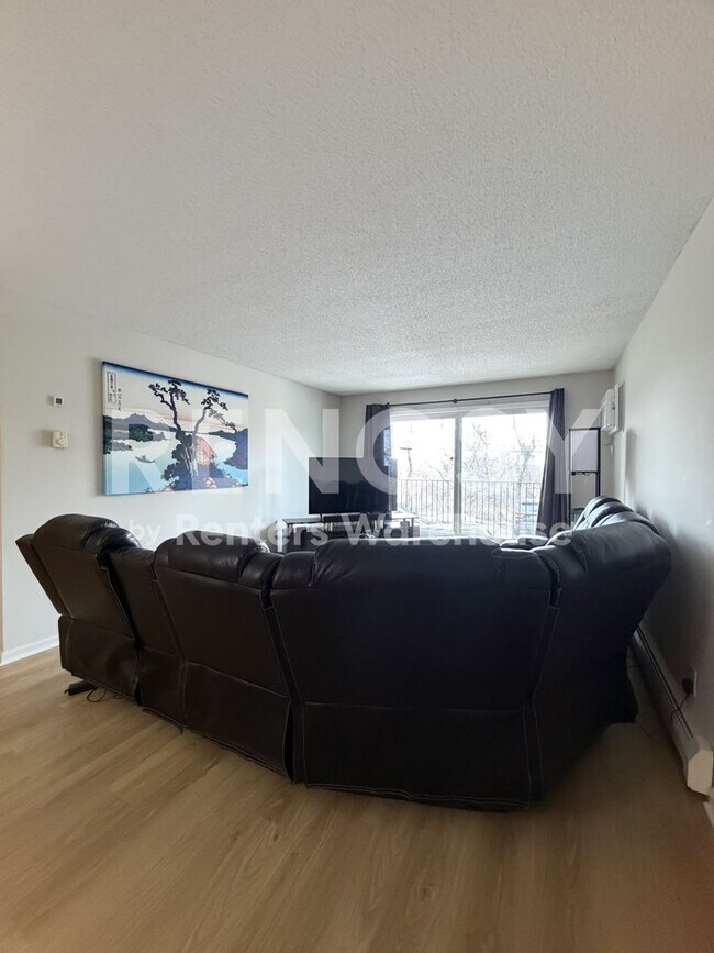Building Photo - Available July 1st 2 Bedroom 1 Bath Condo in Minneapolis