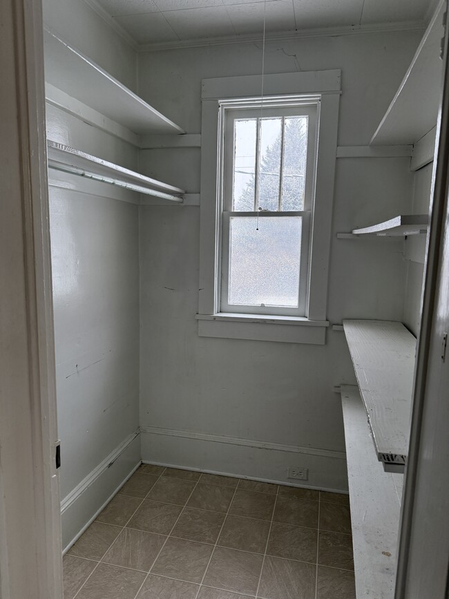 Photo - 914 W King St