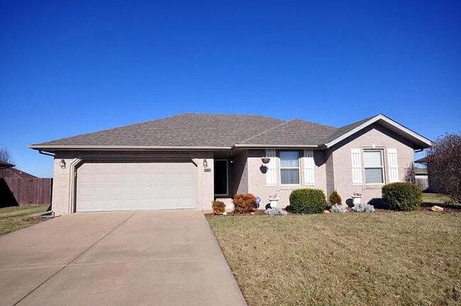 Building Photo - 1007 E Lily Dr