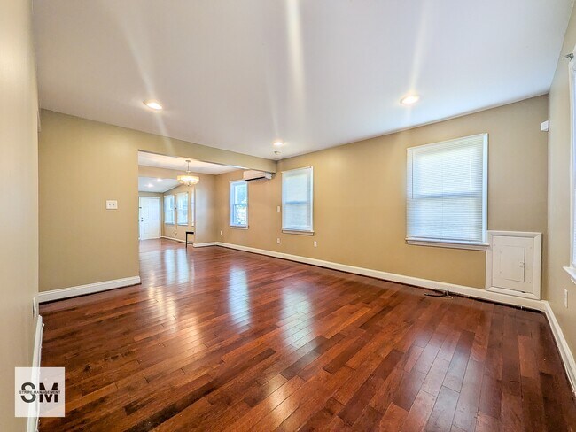 Photo - 127 N Huron Dr