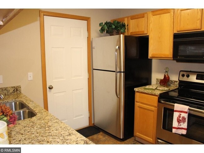 Private entry through kitchen leads to garage perfect for winter time - 4415 Naper Bay