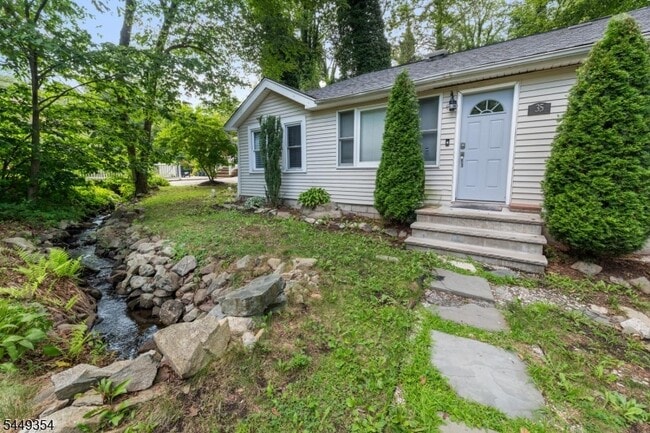 35 Bayonne Dr