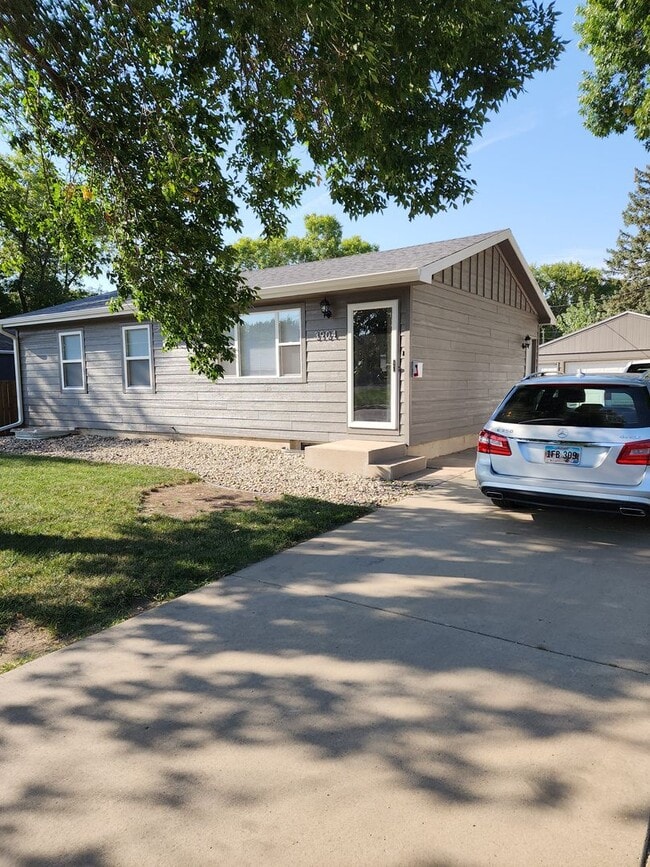 Four bedroom two bathroom house W/ double ... - Four bedroom two bathroom house W/ double ...
