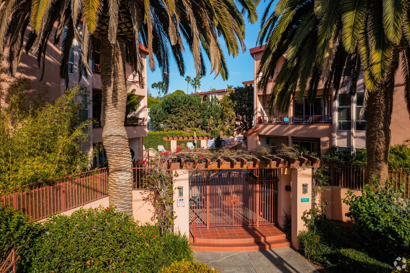 Entrada - Pacific Bay Towers