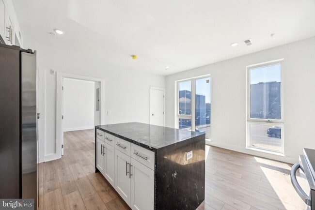 Photo - 1350 N Front St Unidad 202