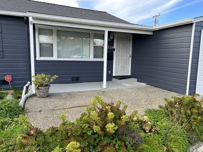 Building Photo - Well Maintained 3 Bedroom, 2 Bath Home