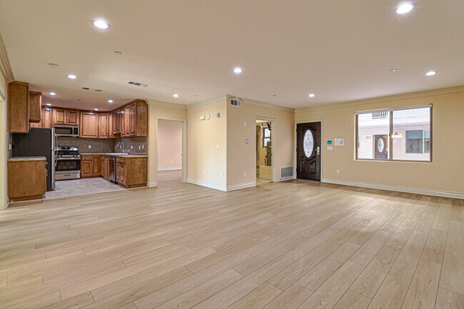 3674 W Imperial Hwy