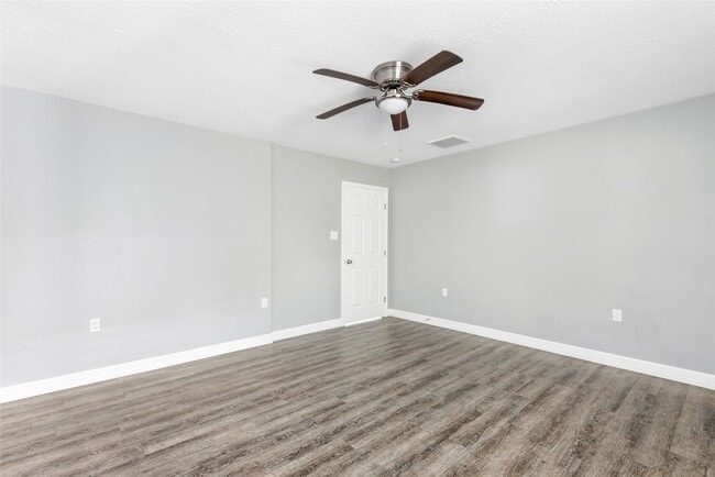 Building Photo - 520 E Defee Ave