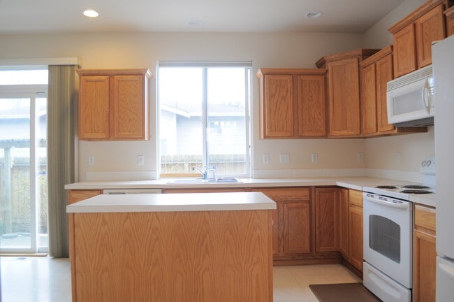 Photo - 551 Quincy Ave NE
