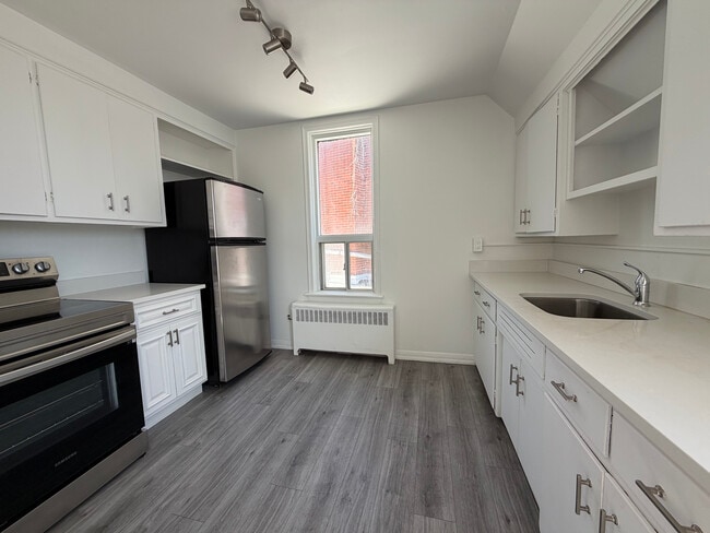 Photo - Upper-Level 2-Bedrooms On Weber St: SO MUCH SUNLIGHT! Unité 10