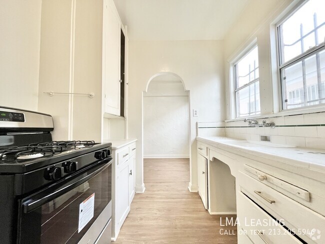 Building Photo - Newly Renovated & Charming Gem w/ Modern F... Unit 1321.5 Rental