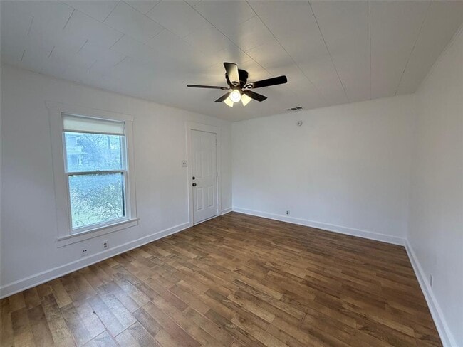 Photo - 1604 Main St