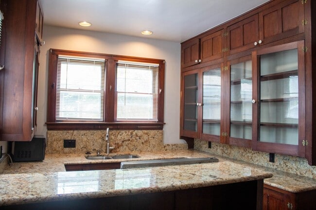 Photo - AVAILABLE FOR AUGUST 2026!  Large house near KRANNERT!