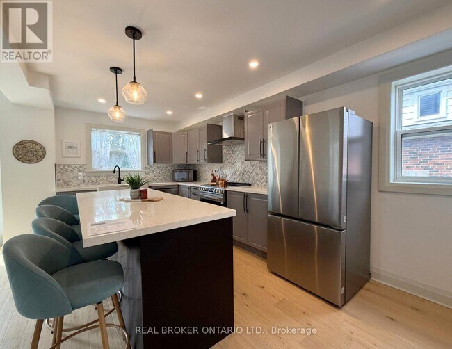 Photo - 286 E 18th St
