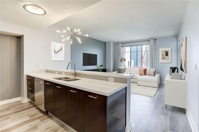 Building Photo - 603 Davis St Unit 907