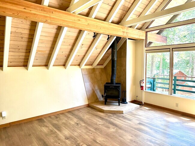 Photo - 5822 Victoria Rd