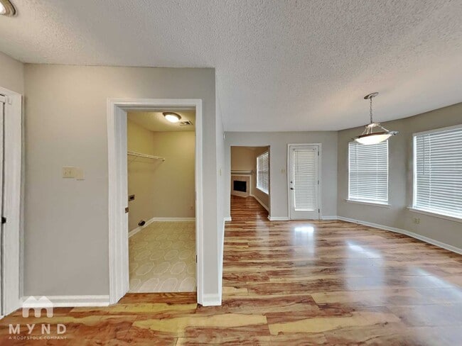 Photo - 8123 Country Mill Cove