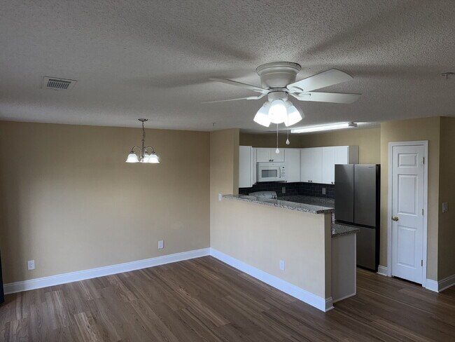 Photo - "Charming 3-Bedroom Townhouse in Crestview with Granite Countertops & 2.5 Baths!"