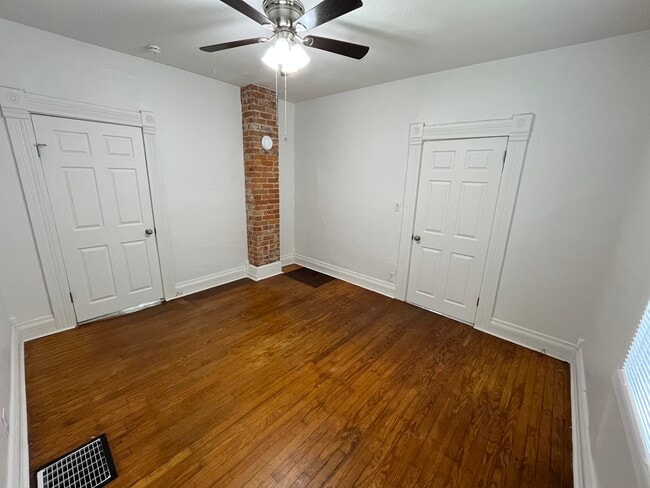 Building Photo - 921 W 9th St