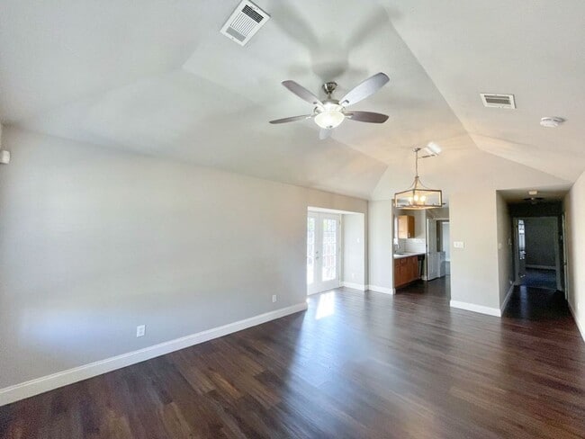 Building Photo - Charming Single-Story, 3Bed/2Bath Gem Minu...