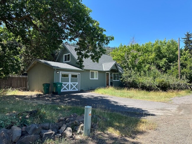Building Photo - 879 Lakeshore Dr Rental