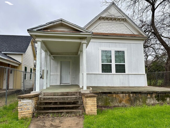 Large 3 Bedroom House w/ Fenced Yard! - Large 3 Bedroom House w/ Fenced Yard!