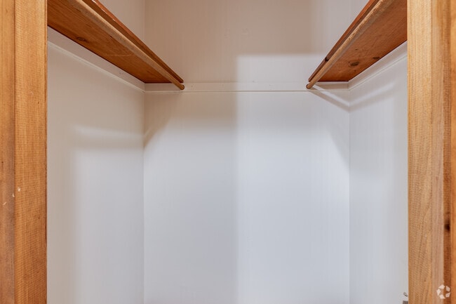 1BR, 1BA - 725SF - Entry WalkIn Closet