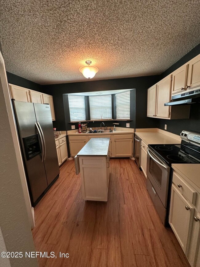 Photo - 1855 Alberta Ct N