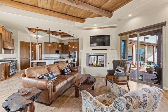 Photo - 8 E Longview Dr