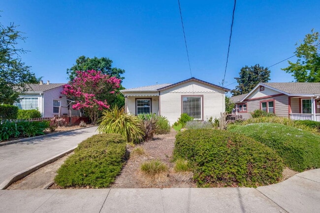 Building Photo - Bright, Clean and Cozy 2BR, 1BA Single Fam...
